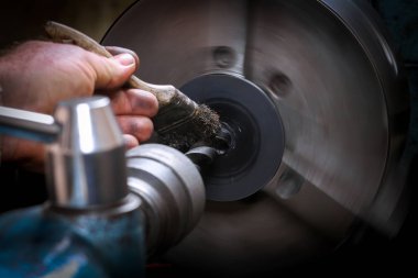 Demir ustası Torna üzerinde metal şekillendirme