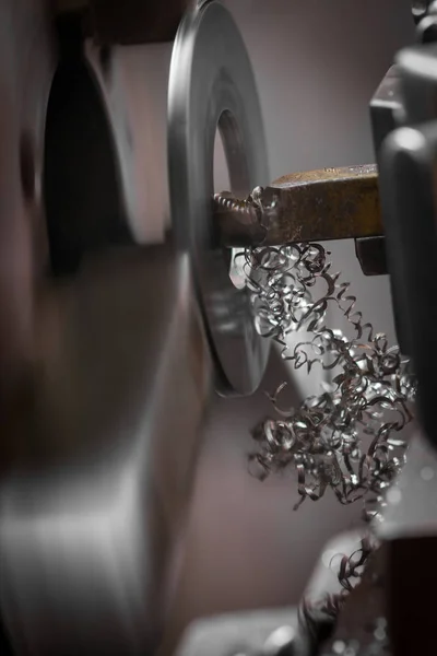 旋盤で金属を形作る金属の労働者 — ストック写真