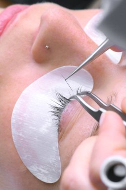 Kirpik uzatma yordamı, uzun kirpik gözle kadın