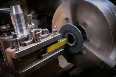 Demir ustası Torna üzerinde metal şekillendirme