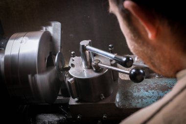 Demir ustası Torna üzerinde metal şekillendirme