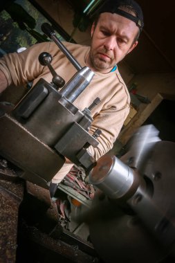 Demir ustası Torna üzerinde metal şekillendirme