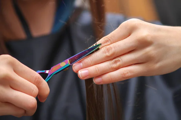 Close Van Een Kapper Knippen Het Haar Van Een Vrouw — Stockfoto