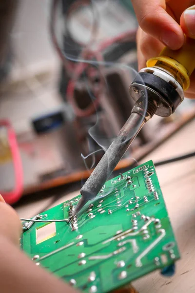 电子设备 锡焊零件的修理 — 图库照片