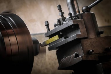 Demir ustası Torna üzerinde metal şekillendirme