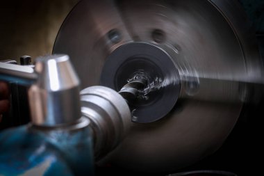 Demir ustası Torna üzerinde metal şekillendirme