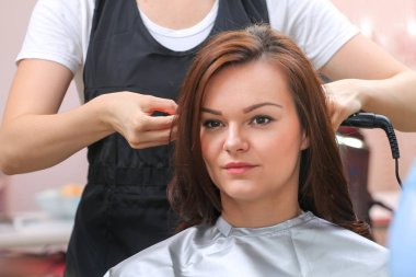 Kız Güzellik Salonu bir saç stilisti süre içinde Kuru saçları