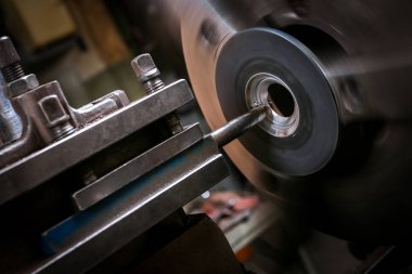 Demir ustası Torna üzerinde metal şekillendirme