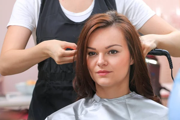 Kız Güzellik Salonu Bir Saç Stilisti Süre Içinde Kuru Saçları — Stok fotoğraf