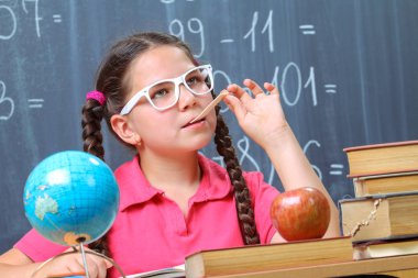 Karatahta önünde mutlu okul kız