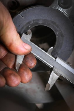 Profesyonel ölçme şekilli malzeme Torna üzerinde çalışan