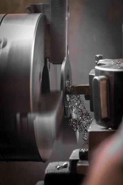 旋盤で金属を形作る金属の労働者 — ストック写真