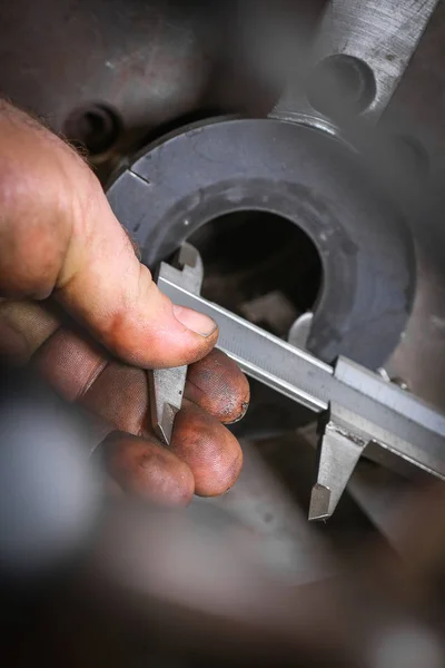 Trabalhador Que Mede Profissionalmente Material Forma Torno — Fotografia de Stock