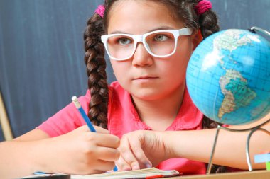 Karatahta önünde mutlu okul kız