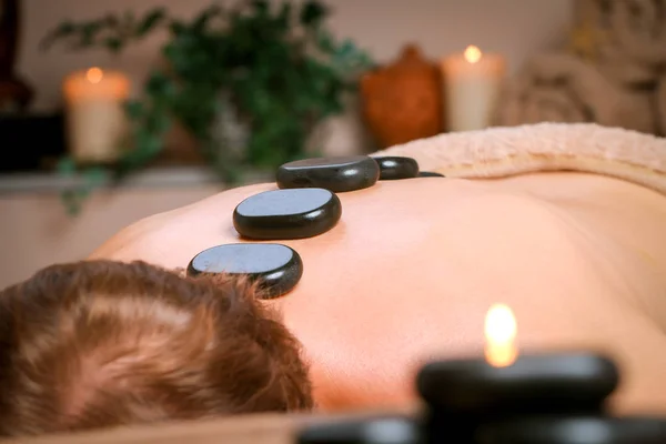 Hombre Joven Recibiendo Masaje Hombro Espalda Terapeuta Spa — Foto de Stock