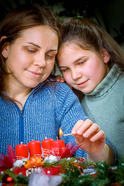 若い幸せな家族はクリスマスとアドベントのお祝いの準備をしています — ストック写真