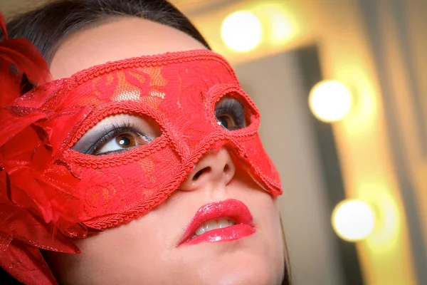 Närbild Porträtt Sexig Kvinna Rött Guld Party Mask För Önskan — Stockfoto