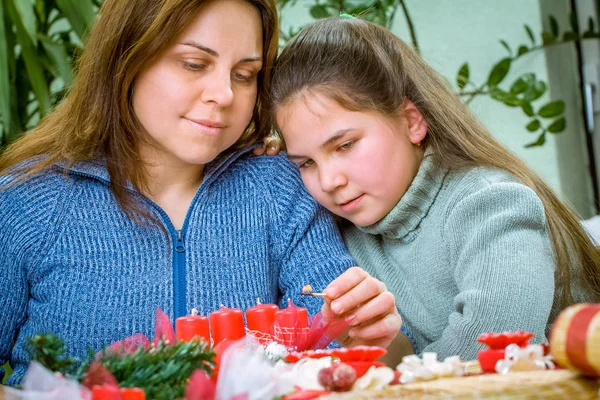 Den Unga Glada Familjen Förbereder Sig För Jul Och Adventsfirandet — Stockfoto