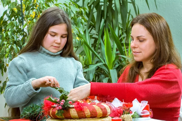 若い幸せな家族はクリスマスとアドベントのお祝いの準備をしています — ストック写真