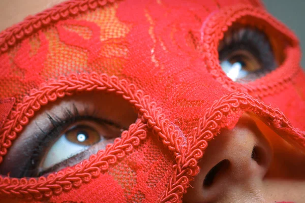 Primer Plano Retrato Mujer Sexy Rojo Máscara Fiesta Oro Para —  Fotos de Stock
