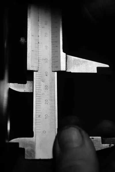 ワーカー プロ旋盤の形材を測定 — ストック写真