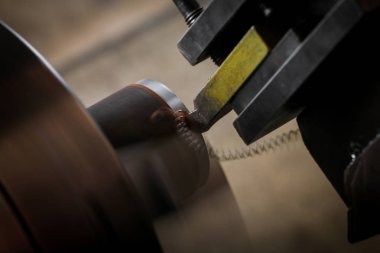 Demir ustası Torna üzerinde metal şekillendirme