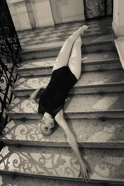 Hermosa Joven Bailarina Bailando Viejo Edificio —  Fotos de Stock