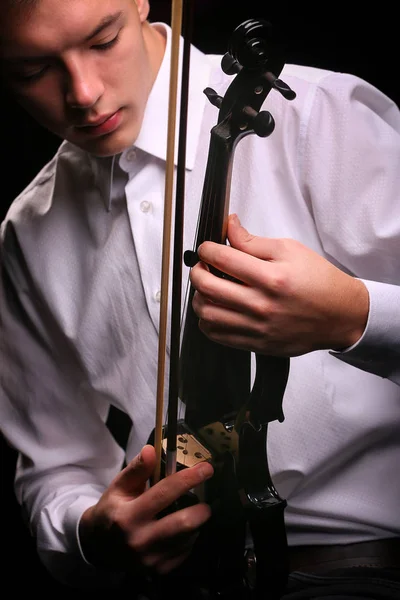 Jonge Mannen Spelen Viool Met Zwarte Achtergrond — Stockfoto