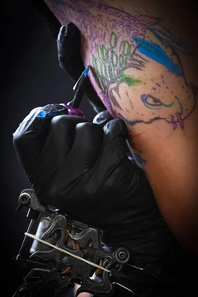 Kvinnliga Tatuerare Att Göra Tatuering Mäns Arm — Stockfoto