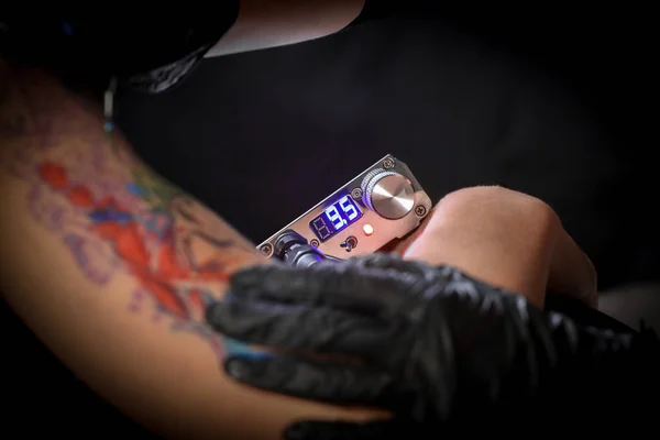 Kvinnliga Tatuerare Att Göra Tatuering Mäns Arm — Stockfoto