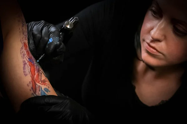 Kvinnliga Tatuerare Att Göra Tatuering Mäns Arm — Stockfoto