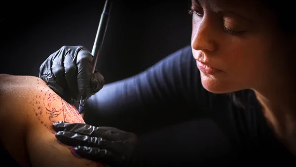 Женщина Татуировщица Делает Татуировку Руке Мужчины — стоковое фото