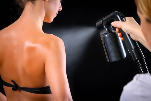 Kadın vücut boyası ile airbrush profesyonel Güzellik Salonu