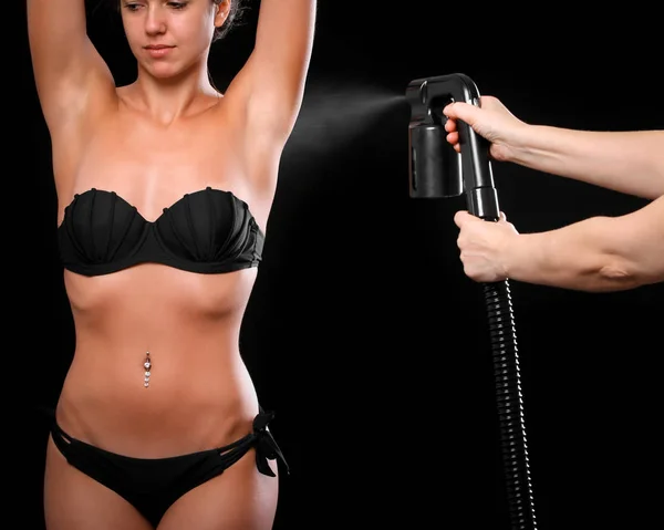 Vrouw Lichaam Verf Met Airbrush Professionele Schoonheidssalon — Stockfoto