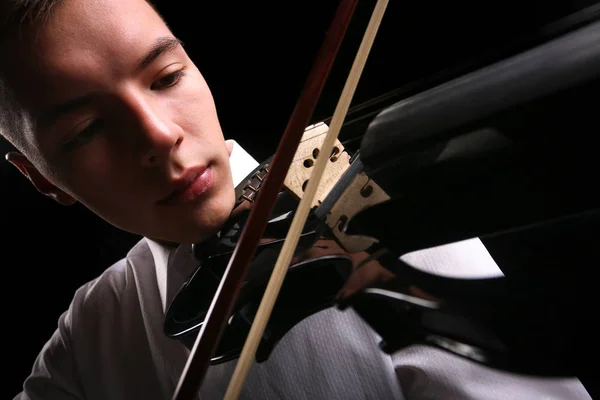 Jóvenes Tocando Violín Con Fondo Negro —  Fotos de Stock