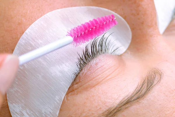 Kirpik uzatma yordamı, uzun kirpik gözle kadın
