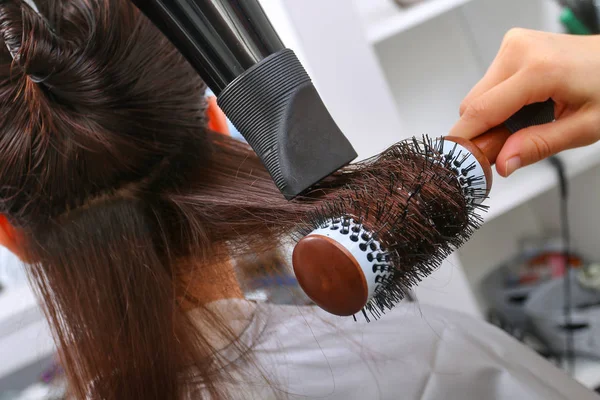 Menina Salão Beleza Enquanto Cabeleireiro Secar Cabelo — Fotografia de Stock