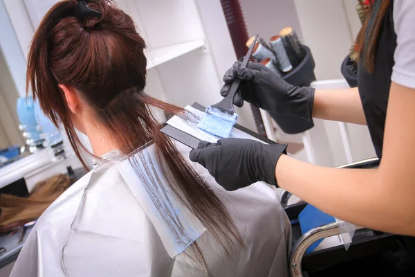 Menina Salão Beleza Enquanto Cabeleireiro Tingir Seu Cabelo — Fotografia de Stock