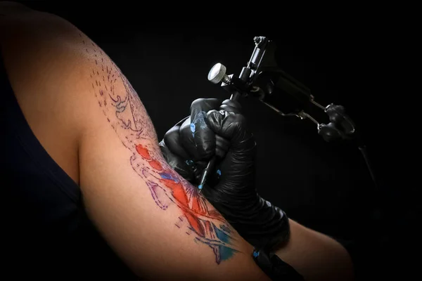Tatuaje Femenino Artista Haciendo Tatuaje Brazo Hombre — Foto de Stock