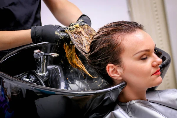 Güzellik Salonu Bir Saç Stilisti Saçını Boyama Sırasında Kız — Stok fotoğraf
