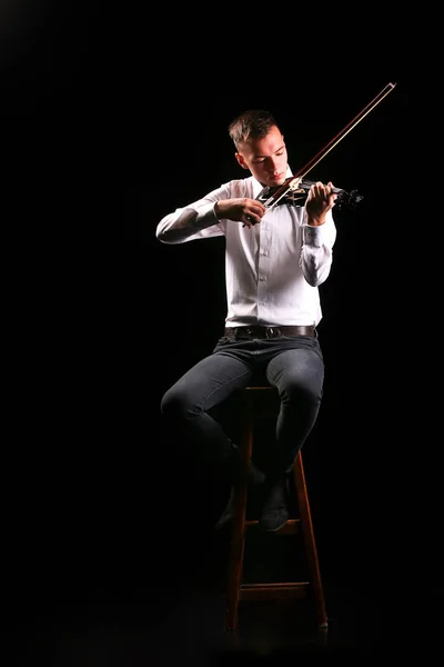 Jóvenes Tocando Violín Con Fondo Negro —  Fotos de Stock