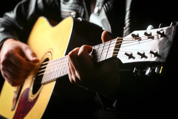 Молоді Чоловіки Грають Гітарі Чорним Тлом — стокове фото