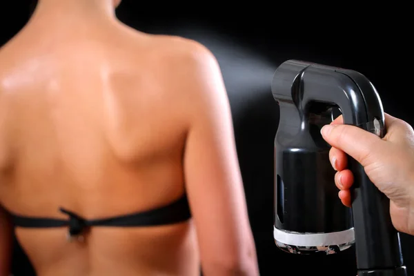 Kadın vücut boyası ile airbrush profesyonel Güzellik Salonu