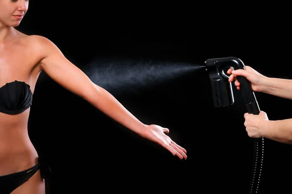 Kadın vücut boyası ile airbrush profesyonel Güzellik Salonu