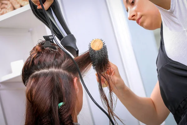Dívka Salonu Krásy Zatímco Kadeřnice Vlasy Suché Vlasy — Stock fotografie