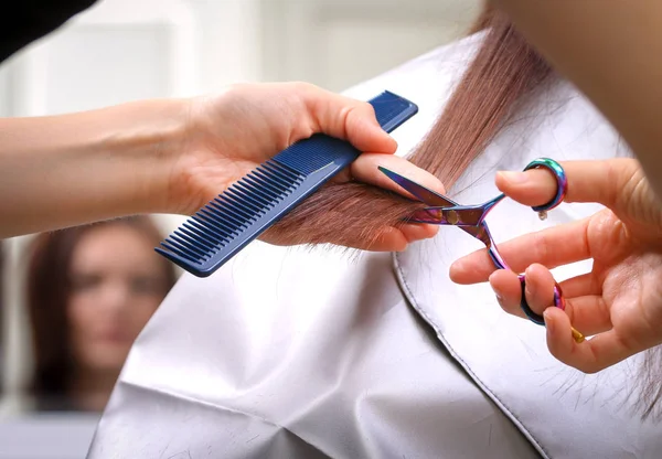 Close Hairdresser Cutting Hair Woman Beauty Salon — Stock Photo, Image