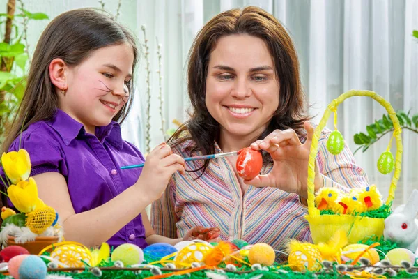 Mãe Mostrando Aos Filhos Como Pintar Ovos Páscoa — Fotografia de Stock