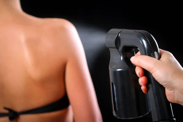 Kadın vücut boyası ile airbrush profesyonel Güzellik Salonu
