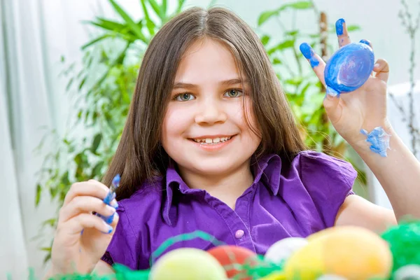 Moeder en haar kinderen verf paaseieren — Stockfoto