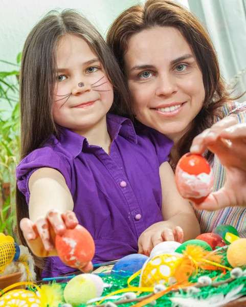 Mãe e seus filhos pintam ovos de Páscoa — Fotografia de Stock